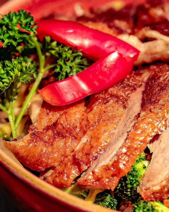 Knusprige Ente mit Brokkoli und Chili