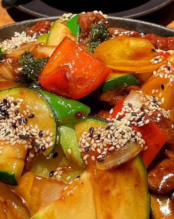 Heiße Platte mit Rind, Paprika und geröstetem Sesam