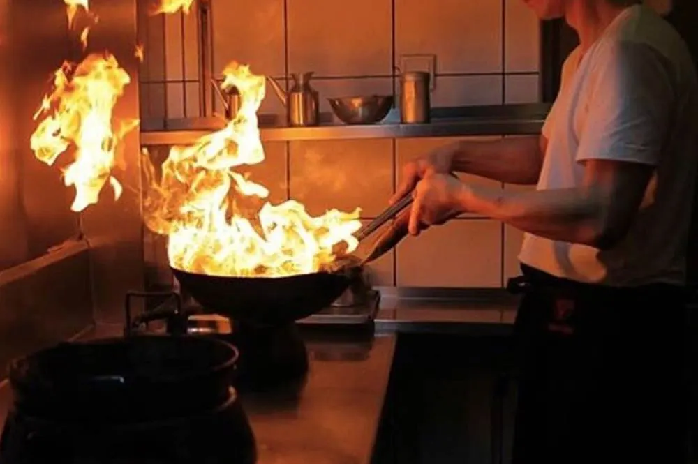 Offene Wok-Flamme im Böser Chinese